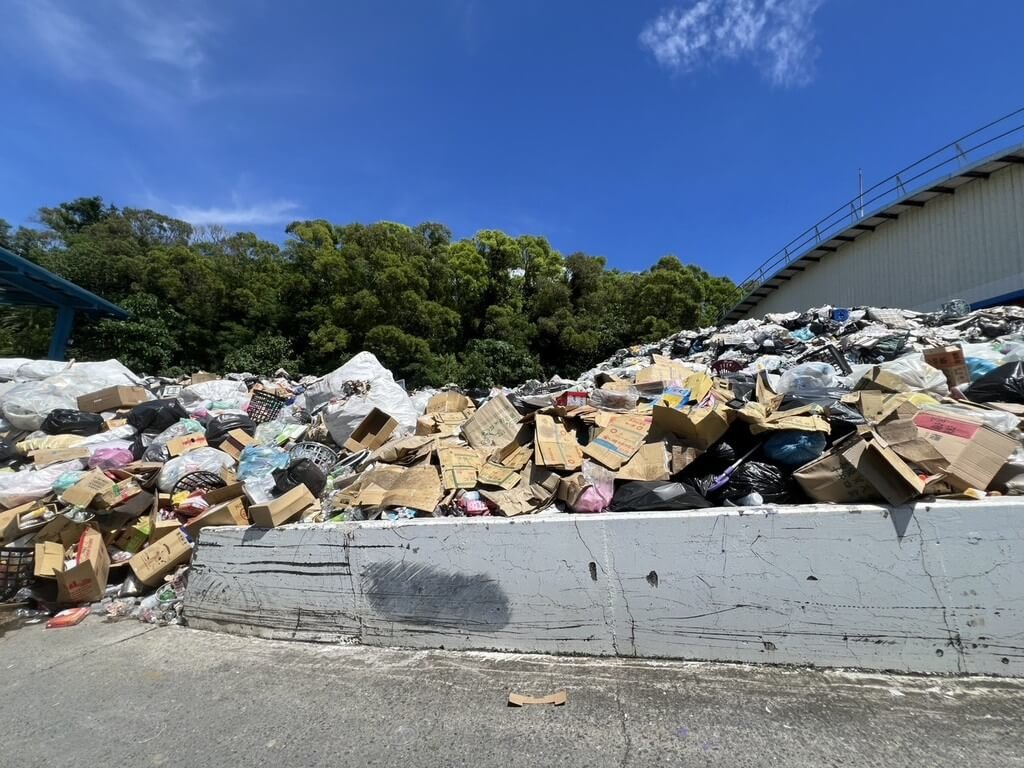 小琉球1500噸資收物堆半年　15次流標背後暴露制度危機
